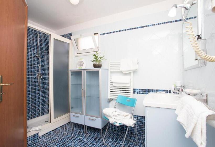 غرفة أساسية ثلاثية, Villa Serena