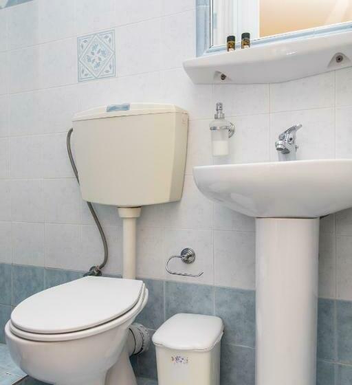 اتاق استاندارد سه نفره, Old Town Pension