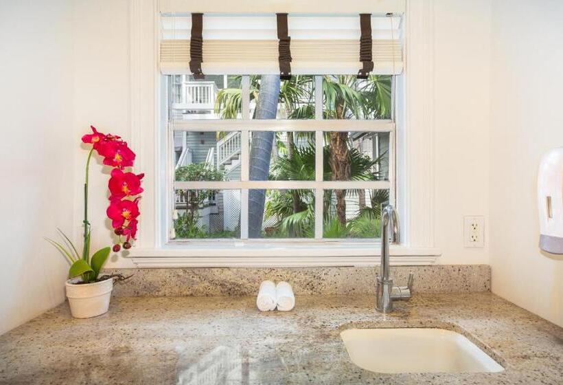 スタンダードバンガロー, Nyah   Adult Exclusive