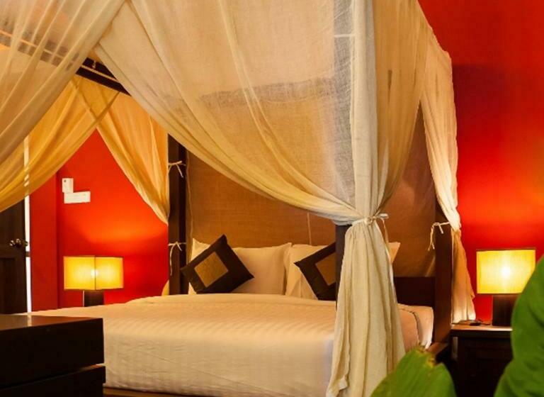 スイート, The Village House