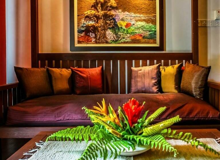 スイート, The Village House