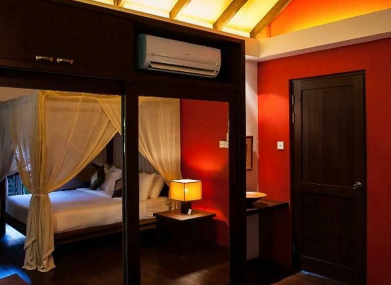 スイート, The Village House