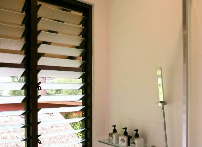 スイート, The Village House