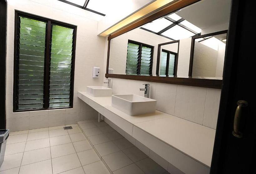 ルームシェアのワンベッド, The Village House