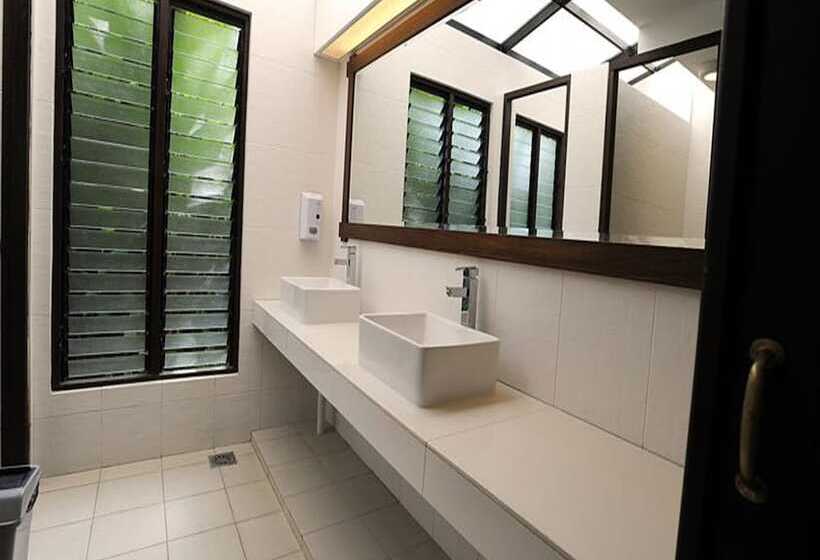 ルームシェアのワンベッド, The Village House