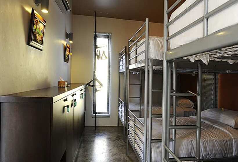 ルームシェアのワンベッド, The Village House