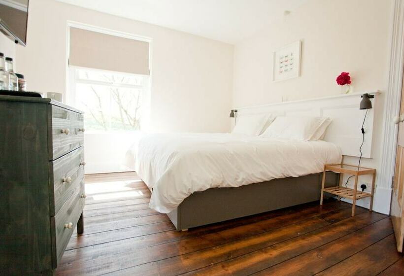 غرفة ديلوكس مطلّة علي البحر, The Old Vicarage