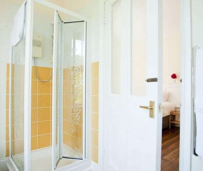 غرفة ديلوكس مطلّة علي البحر, The Old Vicarage