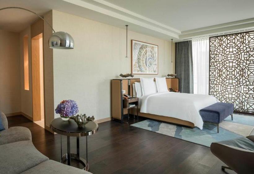 带大床的套房, Four Seasons Hotel Dubai International Financial Centre