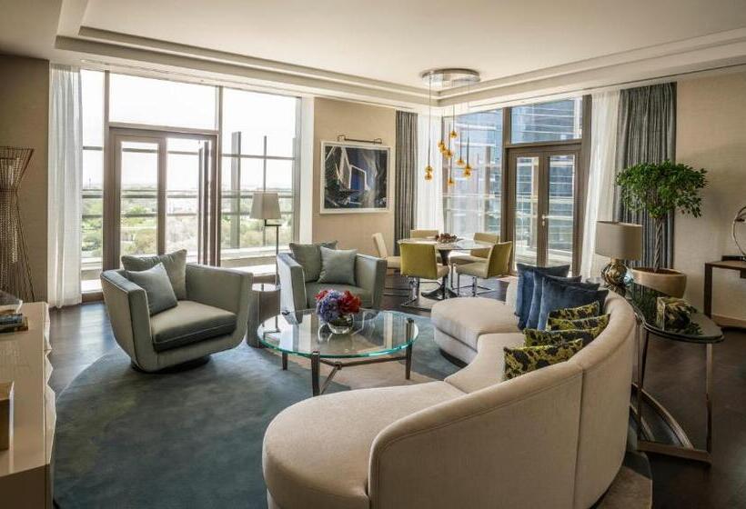 מיטת קינג בסוויטה, Four Seasons Hotel Dubai International Financial Centre