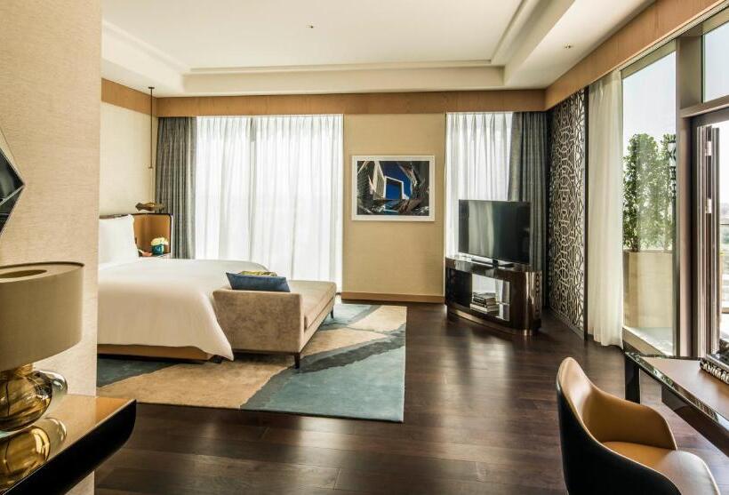 带大床的套房, Four Seasons Hotel Dubai International Financial Centre