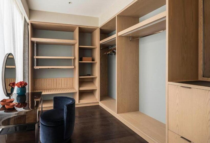 מיטת קינג בסוויטה, Four Seasons Hotel Dubai International Financial Centre