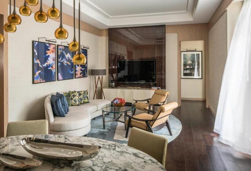 מיטת קינג בסוויטה, Four Seasons Hotel Dubai International Financial Centre