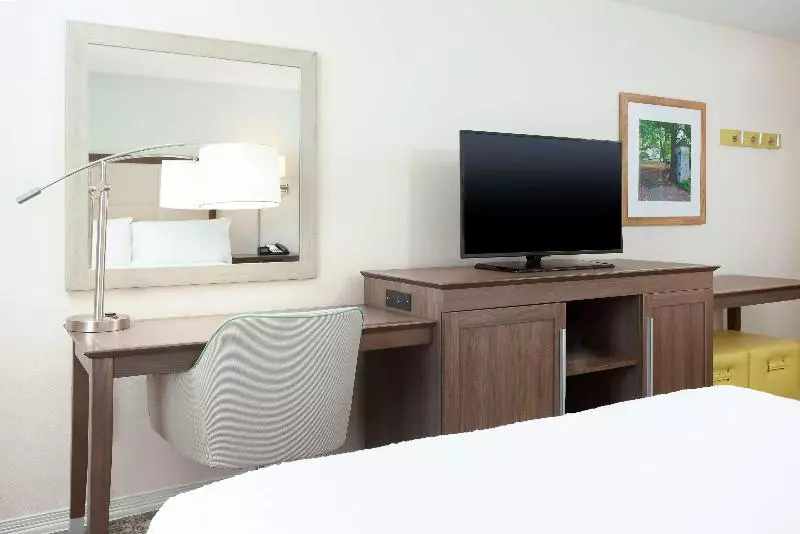 キングサイズベッドのスタンダードルーム, Hampton Inn & Suites Niles/warren