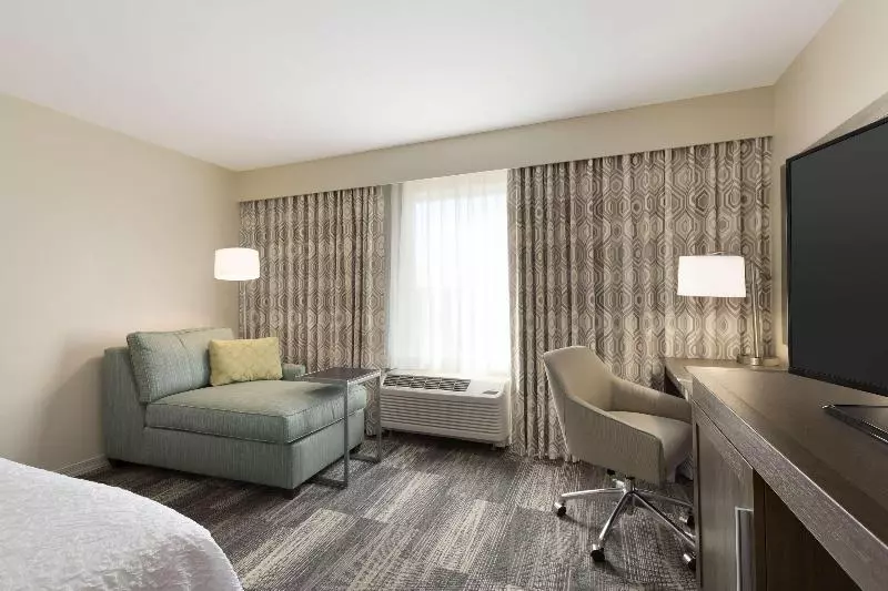 キングサイズベッドのスタンダードルーム, Hampton Inn & Suites Niles/warren
