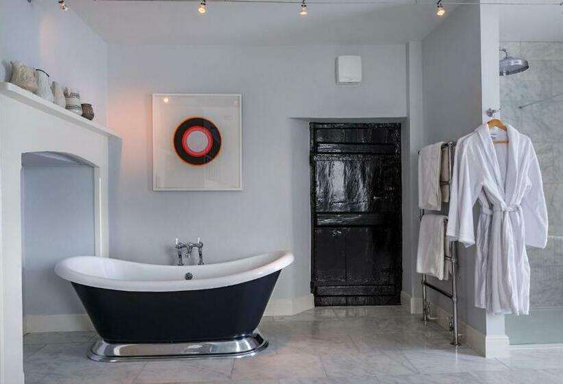 高级套房, The Assembly House