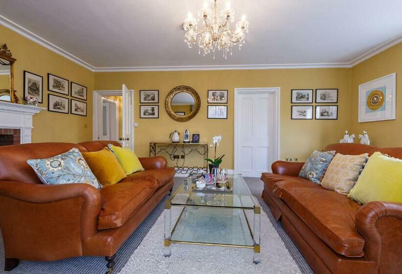 高级套房, The Assembly House