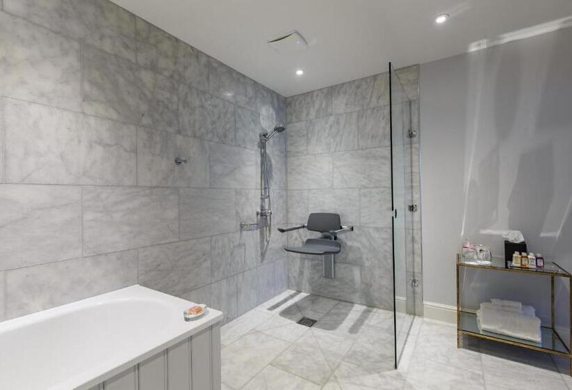 适合残疾人使用的标准间, The Assembly House