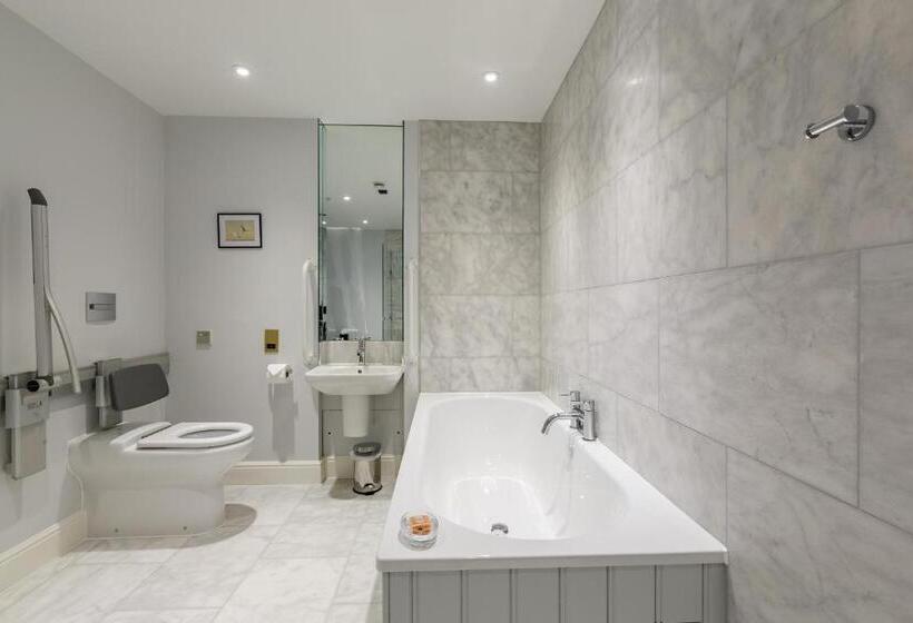 适合残疾人使用的标准间, The Assembly House