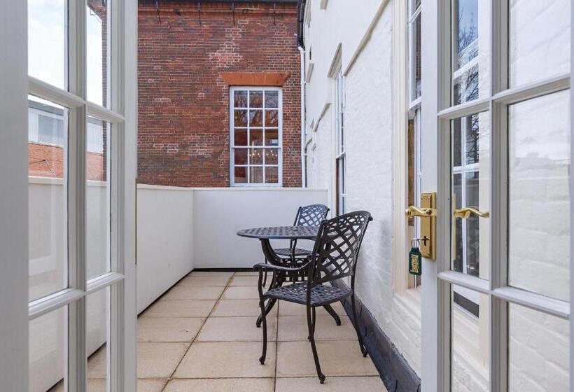 带城市景观的套间, The Assembly House