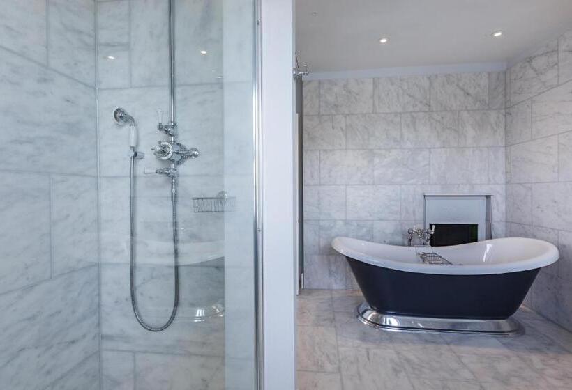 带城市景观的套间, The Assembly House