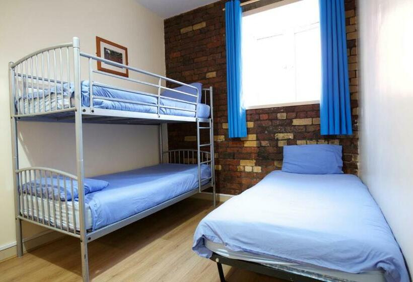 מיטה בחדר משותף, International Inn