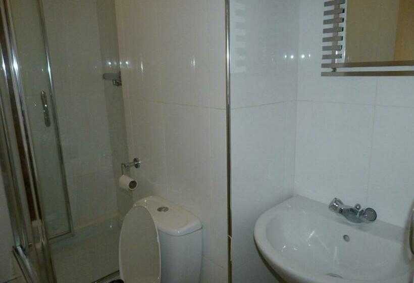 Кровать в Общей Комнате, International Inn