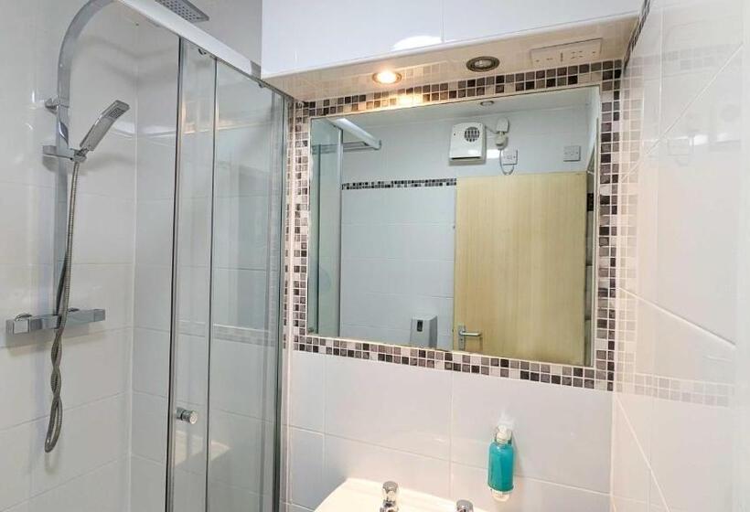 מיטה בחדר משותף, International Inn