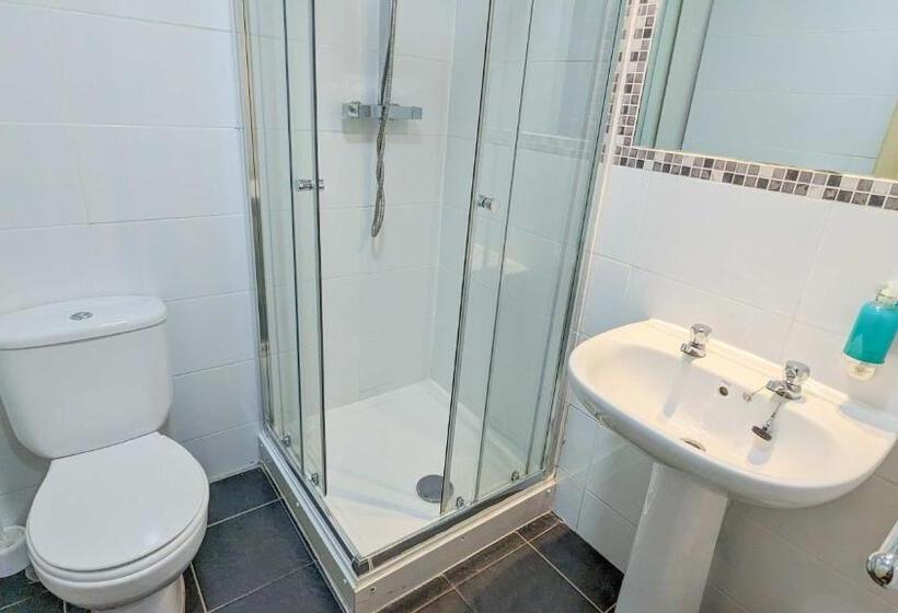 Кровать в Общей Комнате, International Inn