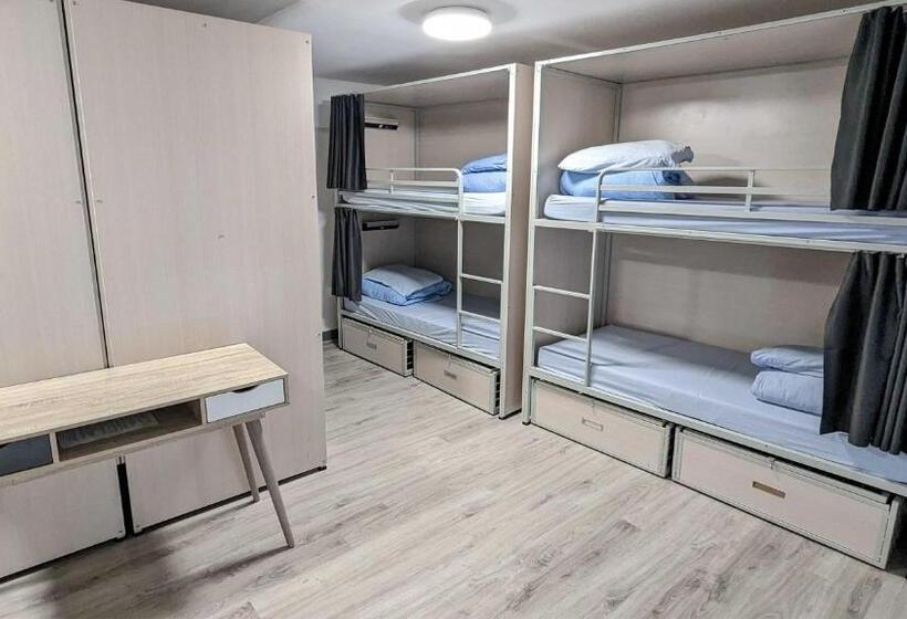 تختخواب در اتاق مشترک, International Inn