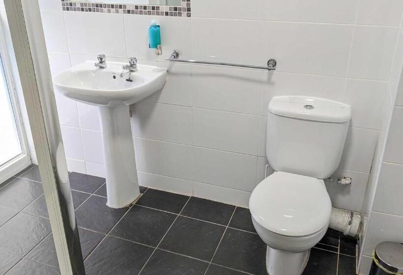 Кровать в Общей Комнате, International Inn