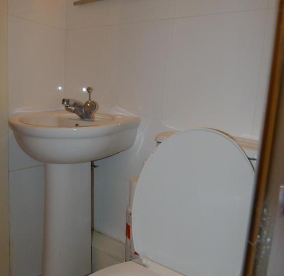 חדר סטנדרט לשלושה, International Inn