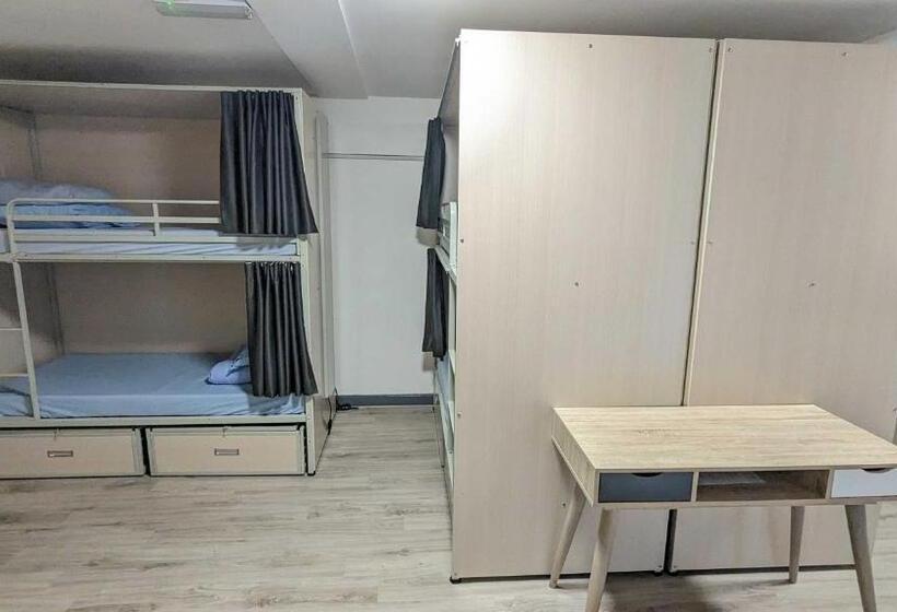 Кровать в Общей Комнате, International Inn