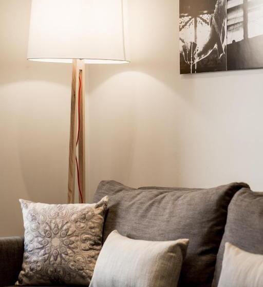 דירת משפחה, Apart Hotel B