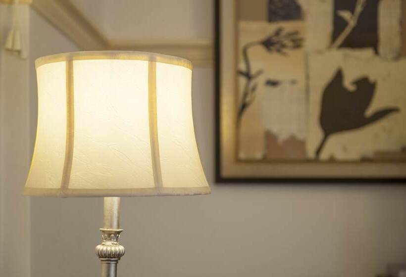 غرفة تنفيذية, Cobb & Co Court Boutique