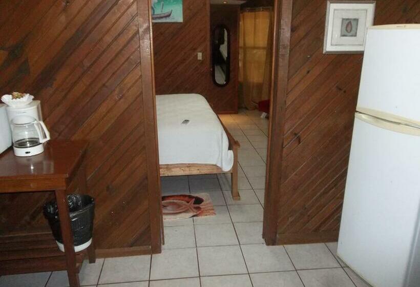 بانگلوی استاندارد, Fosters West Bay Resort