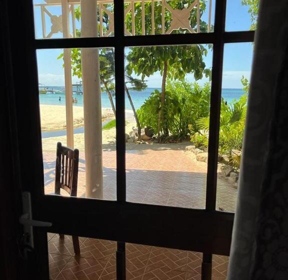 بانگلوی استاندارد, Fosters West Bay Resort