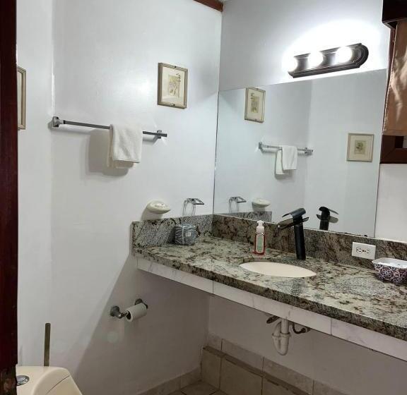 بانگلوی استاندارد, Fosters West Bay Resort