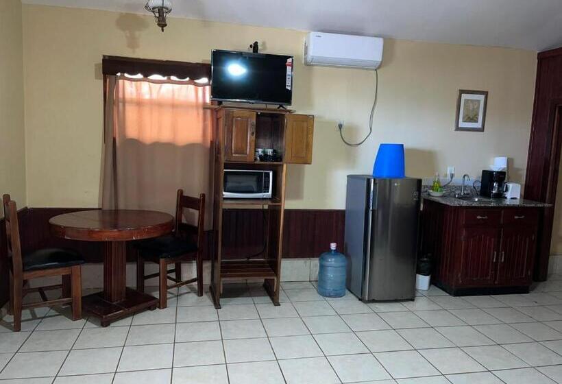 بانگلوی استاندارد, Fosters West Bay Resort