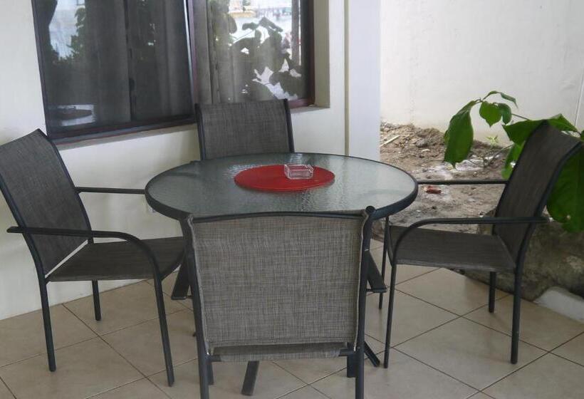 بانگلوی استاندارد, Fosters West Bay Resort