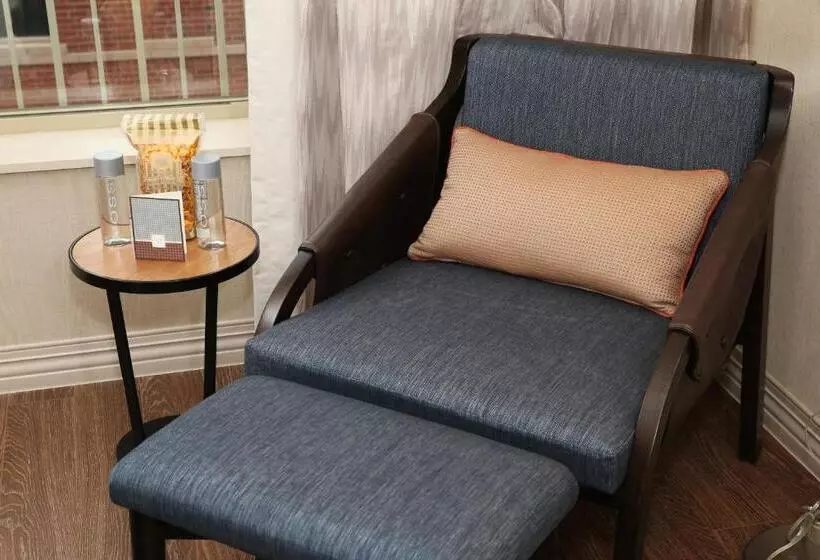 キングサイズベッドのスタンダードルーム, Indigo Naperville Riverwalk, An Ihg