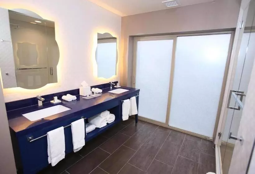 キングサイズベッドのスタンダードルーム, Indigo Naperville Riverwalk, An Ihg