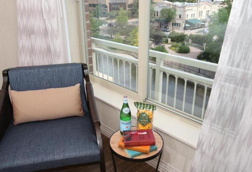 キングサイズベッドのスタンダードルーム, Indigo Naperville Riverwalk, An Ihg