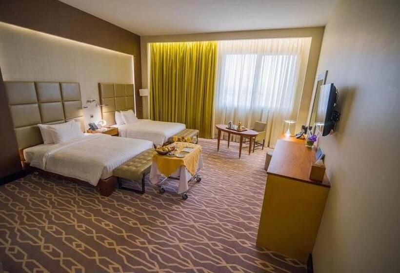 수피리어 룸, Millennium Hail