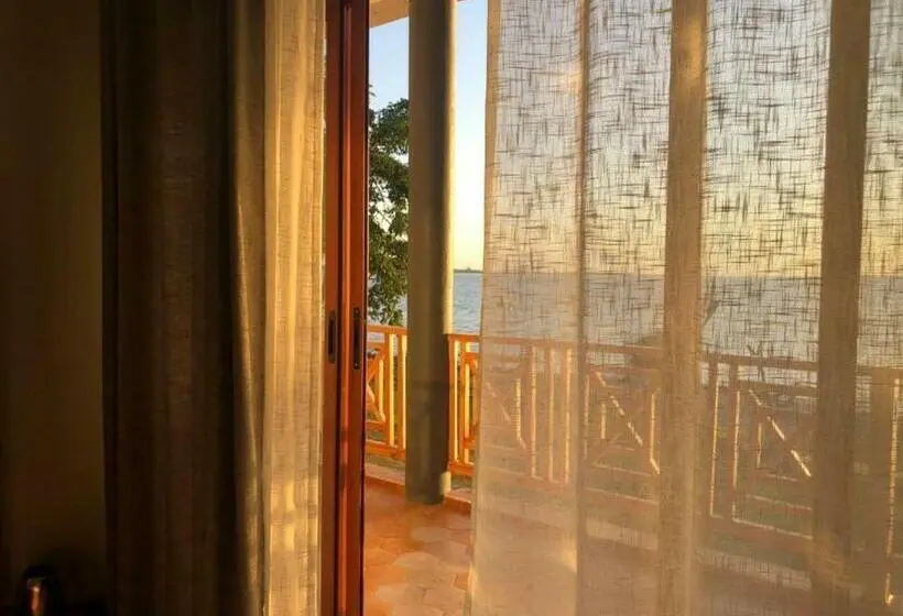 اتاق اجرایی سه نفره, Sundiata Beach Resort