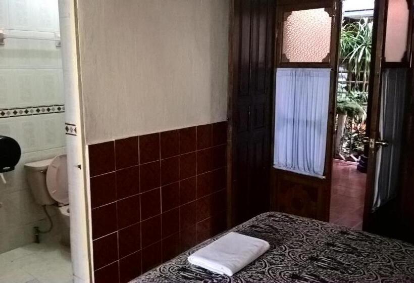 غرفة قياسية, La Casona