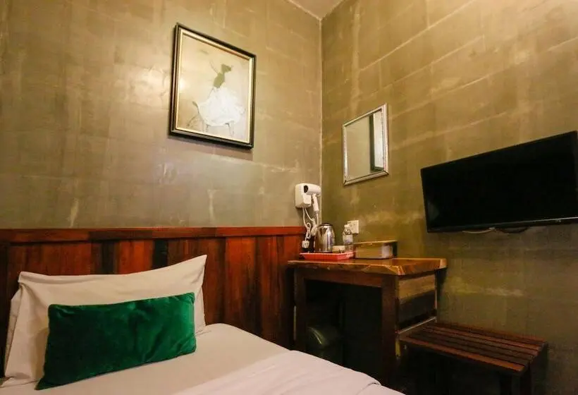 Chambre Supérieure Individuelle, Anggun