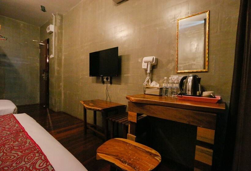 غرفة سوبيريور ثلاثية, Anggun