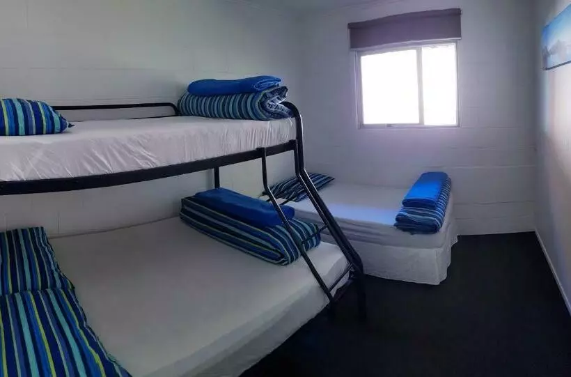 اتاق چهار تخته با دستشویی مشترک, Happy Apple Backpackers