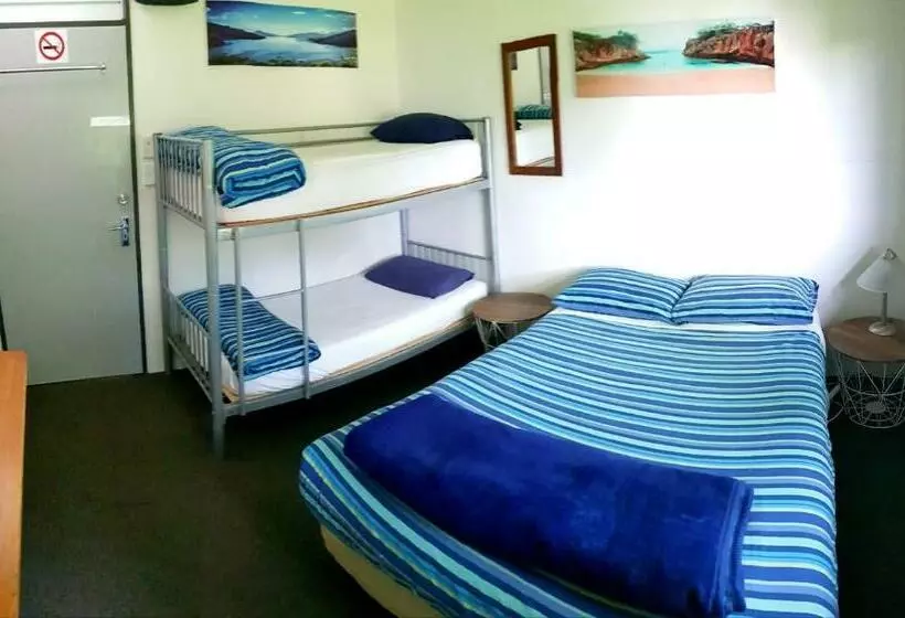 اتاق خانوادگی با چشم‌انداز باغ, Happy Apple Backpackers